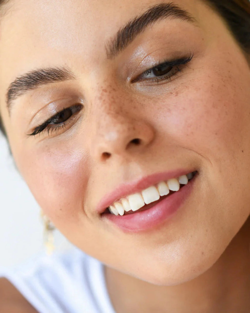 Wake up your brows! A one-for-all tinted textured gel uses tiny vegan fibres designed to build for fuller coverage and boost your brows with volume. The fibres adhere to skin and hair to fill in gaps for a fuller look. Use this to achieve the fluffy soap-brow aesthetic or tame stray hairs.
