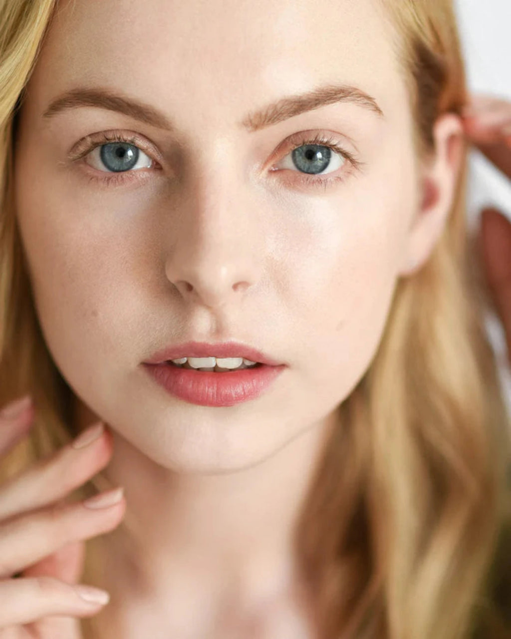 The ultimate must-have for your makeup bag, we (humbly) think this is the best all-cover foundation & concealer in one, to instantly even skin tone & camouflage imperfections. Offering a medium to full coverage, this unique cream formula allows for adjustable coverage, without caking - no creases here!