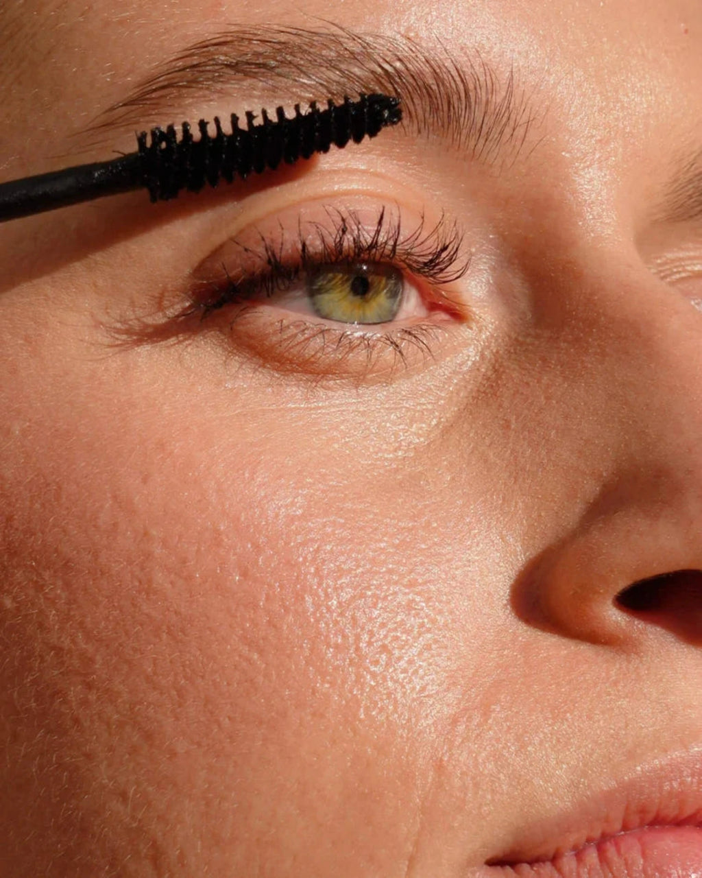 Statement lashes, perfect for sensitive eyes.This black mascara is designed to make a statement with your lashes and encourage hair growth and strength with its formula at the same time. Using a blend of nourishing oils & waxes, the Ere Perez team has created a unique dry-style formula that is long-lasting and waterproof.