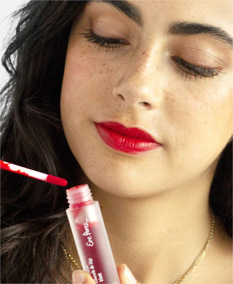 This 2-in-1 product is designed to be used as a cheek or lip tint for a fresh-faced glow and a statement lip, with minimal fuss, and fewer products in your makeup bag. Designed with an easy, precision applicator for the ultimate in fuss free application. Kiss proof, this long-lasting stain is designed to keep you looking fresh and fun for hours. Build on the face for a subtle flush or a statement glow.