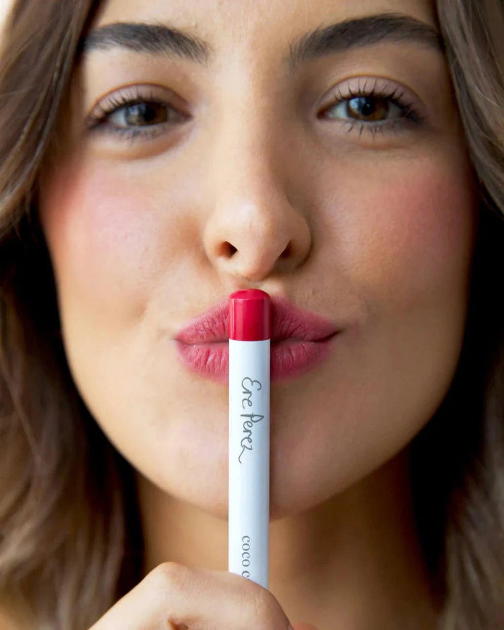 Define and blend with this tapered slim crayon that is oh-so-easy to apply for full coverage colour. It’s like a lipstick, minus the plastic – all wood, sleek design with an aluminium lid. This natural beauty has a satin feel with a soft matte finish, for smooth skin and even smoother colour. An essential zero-waste collection of 9 shades for all skin tones. Finally guilt-free colour is here, this crayon is the first of its kind!