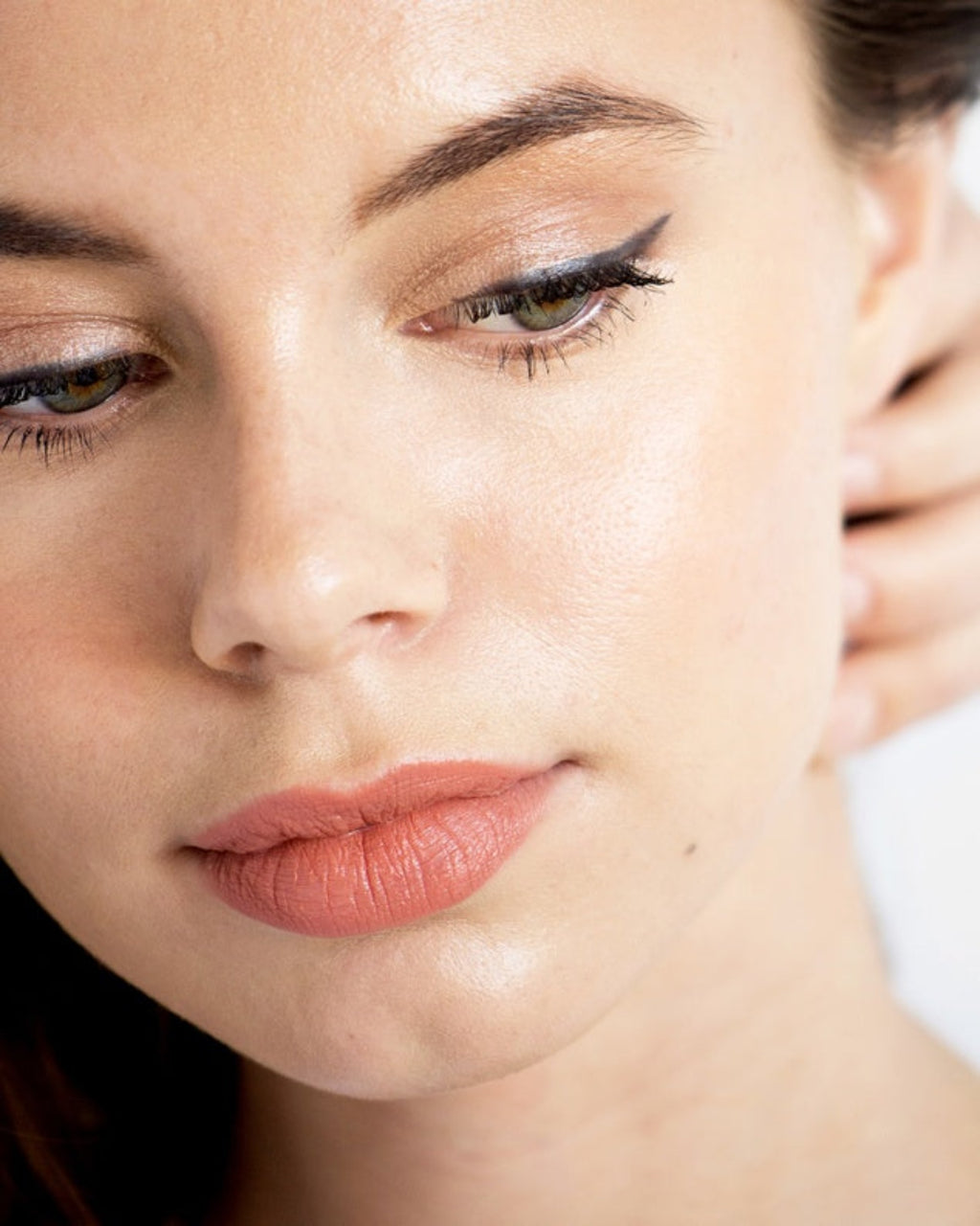 Jojoba Eye Pencil ,Frame your eyes in a tone that suits you, with ten chic shades to choose from. Every makeup lover needs a pencil liner in their makeup arsenal because they’re easier to handle and are super blendable for a modern smudged look.