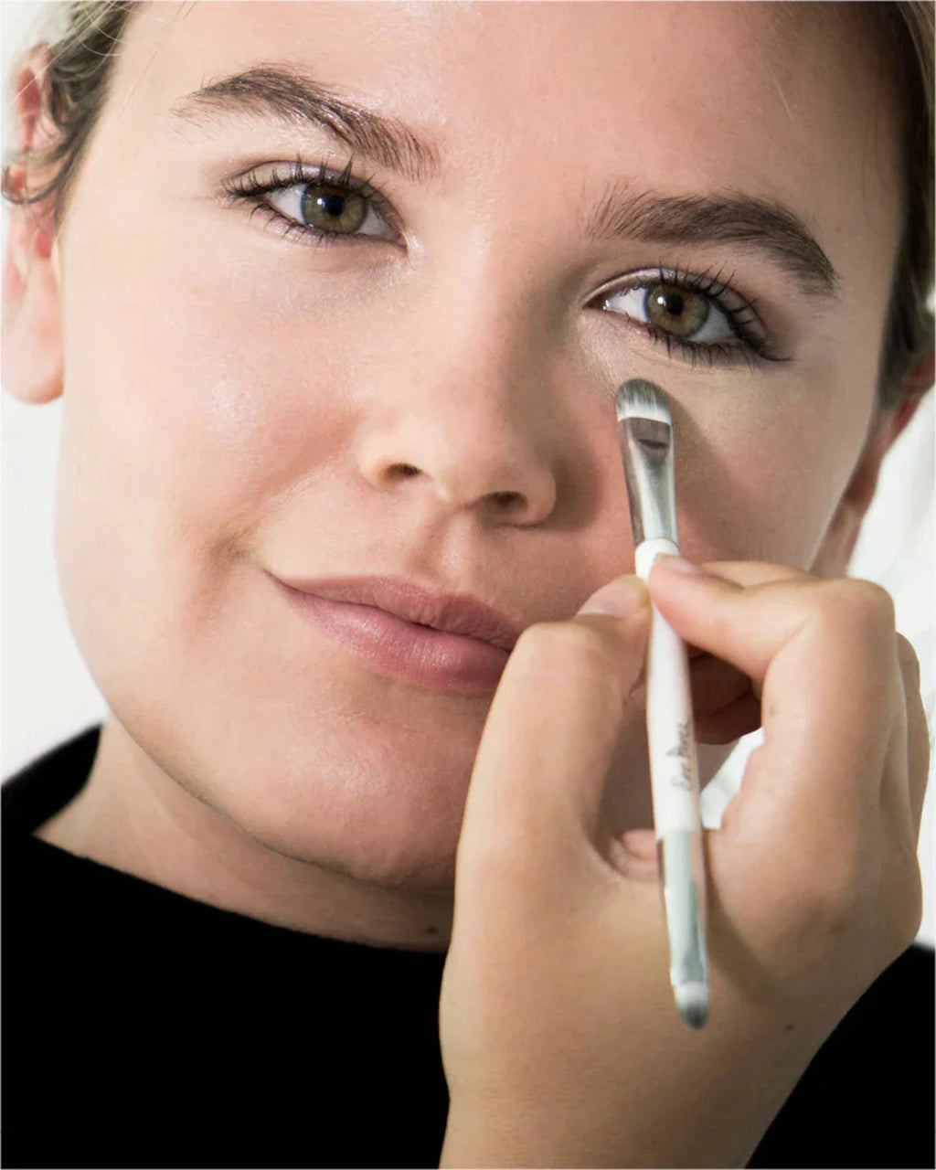 Eco Vegan Lip & Conceal Brush .   The smaller lip side is designed for precise corner application so you can line and fill lips effortlessly. The wider side delivers flawless concealer application on your under eyes and beyond!
