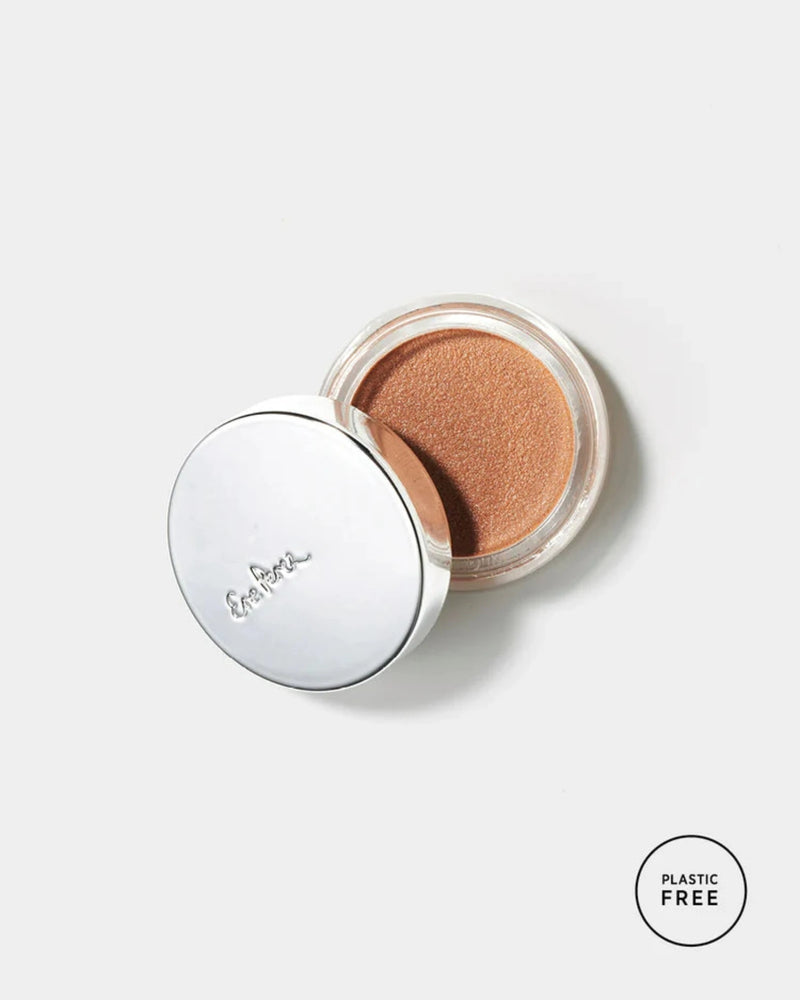 Cream Bronzer Boost skin radiance, effortlessly, with cacao bronzing pot. A skin-like natural formula that gives your complexion the most natural glow, without the shimmer.
